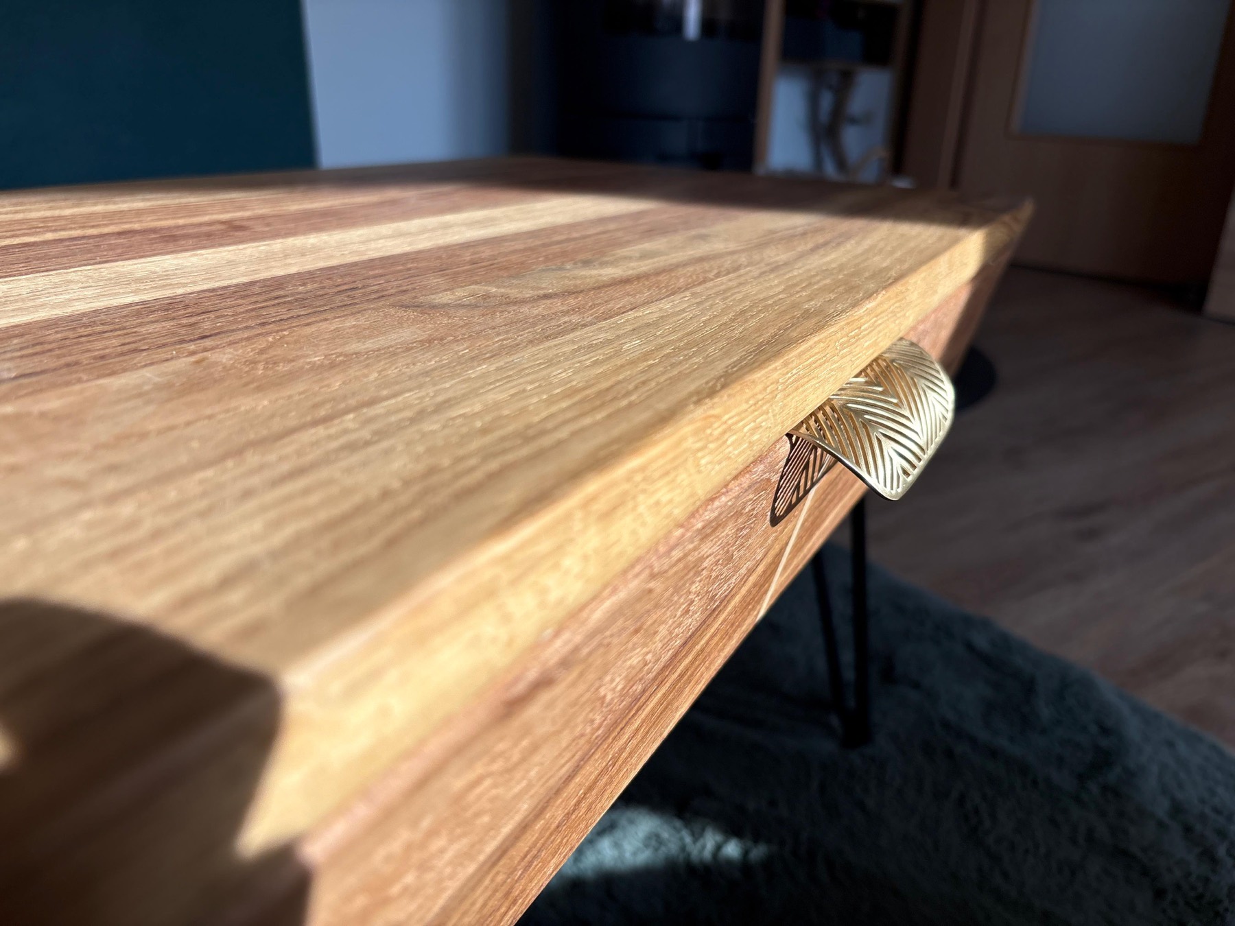 Couchtisch aus Massiveiche mit Streifen-Design und Hairpin-Legs