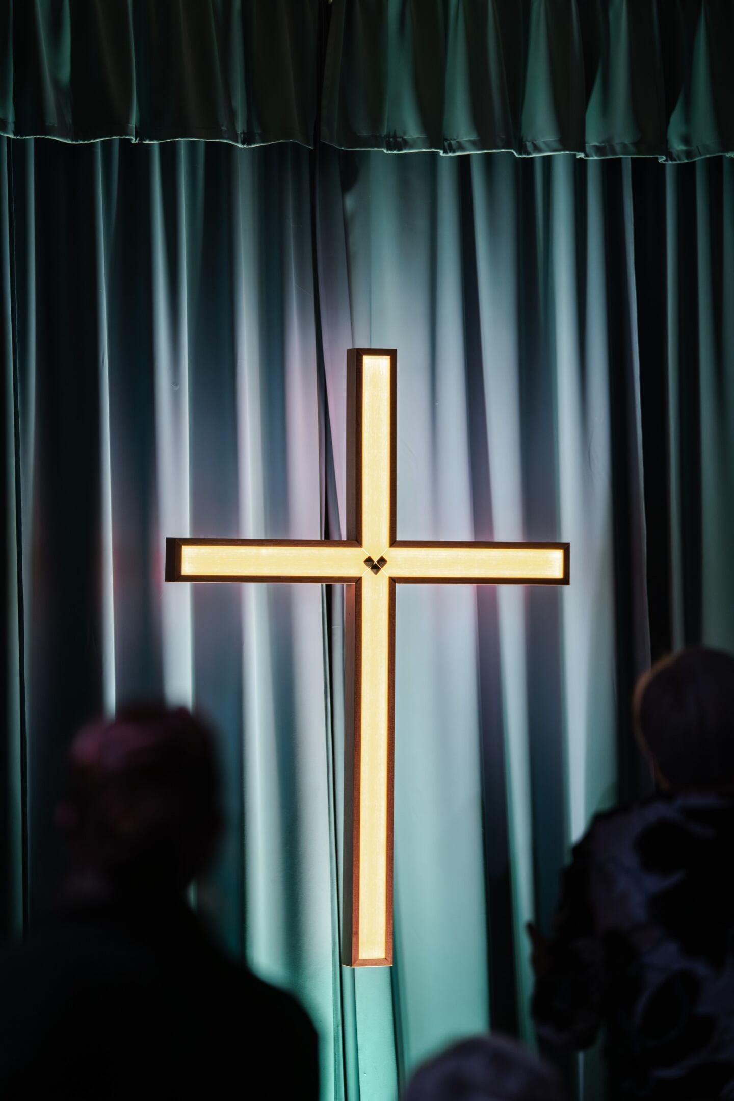 Beleuchtetes Altarkreuz aus Holz mit LED-Hinterleuchtung
