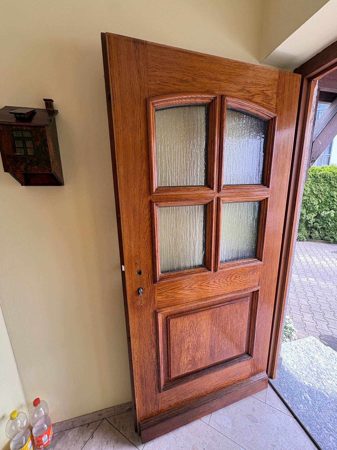 Restaurierte Massiveichen-Haustür mit Glasfeldern aus einem Regensburger Altbau